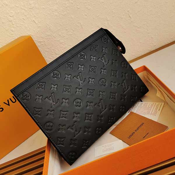 LV黑压花POCHETTE VOYAGE中号手袋,硬朗风格,收纳毕备品!