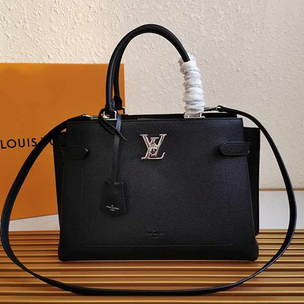 路易威登LOCKME DAY手袋,LV锁扣细节,容量充裕,随心出行。