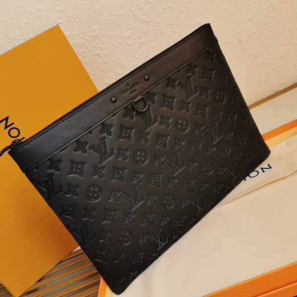 LV经典压纹柔软小牛皮Discovery Pochette手袋M62903,造型简洁易搭配。