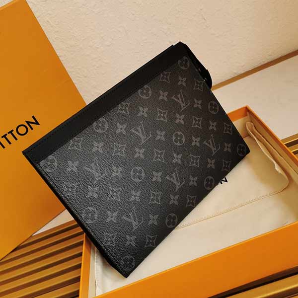 新款男士POCHETTE VOYAGE中号手袋M61692丝印