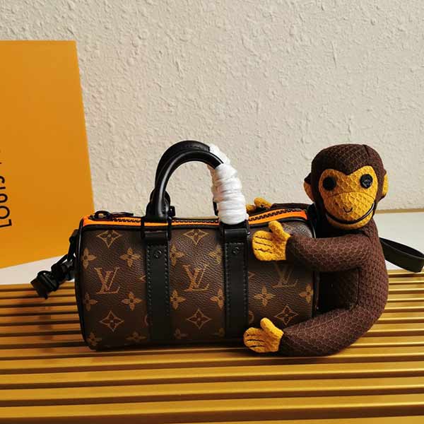艺术总监推存春夏系列中Keepall Nano手袋M80118