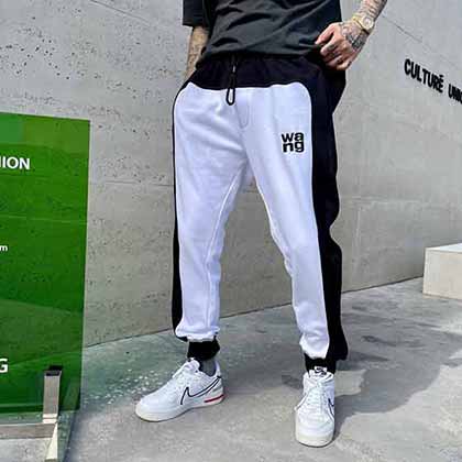 韩国服装网男女同款刺绣LOGO点缀束脚卫裤。