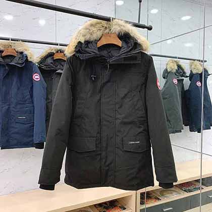 加拿大鹅秋冬新品羽绒服，专柜同步，真品保障，时尚连帽，防水保暖！