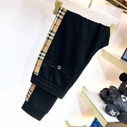 巴宝莉米兰时装限量版裤子颜色非常漂亮，和图片上的一