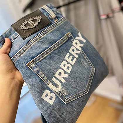 巨讯网街拍牛仔裤巴宝莉春夏新品