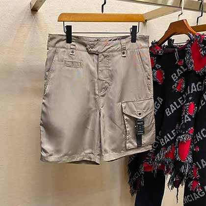 Dior侧边单口袋休闲工装短裤，男士重工金属卡扣饰带点缀工装短裤。
