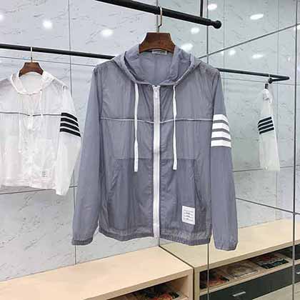 Thom Browne 汤姆布朗春夏新品专柜同步有售,时尚连帽防晒服