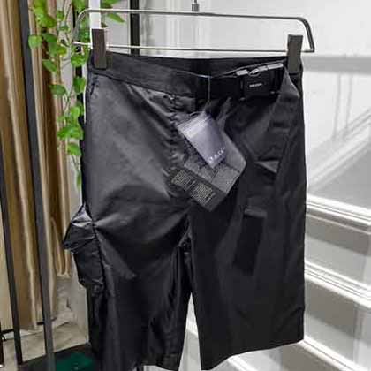 全球服装界工装风浪潮回流!Prada普拉达工装元素休闲套装