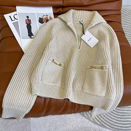 CELNE秋冬专柜同步最新款系列米杏色坑纹廓形针织毛衣！