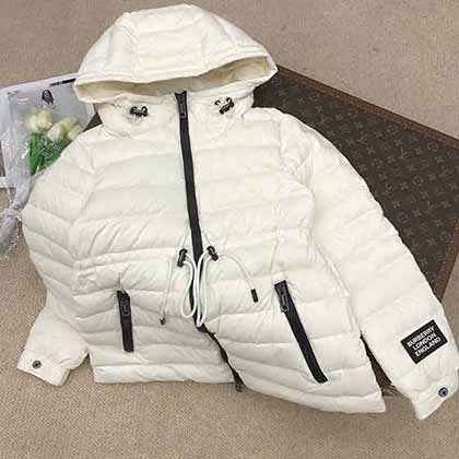 Burberry大品牌羽绒服，轻盈抽绳收腰设计连帽羽绒服！