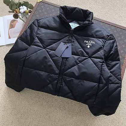 Prad秋冬菱形短款立领羽绒服,立体剪裁H版型经典时髦又帅气