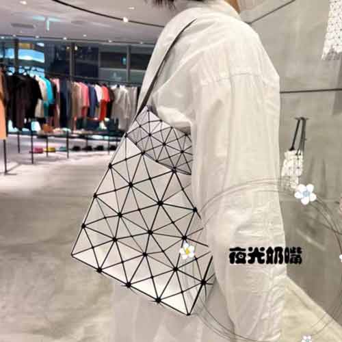 代买三宅一生鸟巢包 ISSEY MIYAKE单肩斜挎托特水桶女包