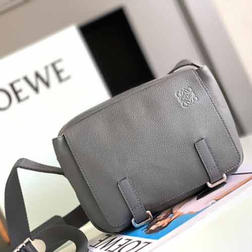 LOEWE罗意威男包粒面小牛皮单肩斜挎邮