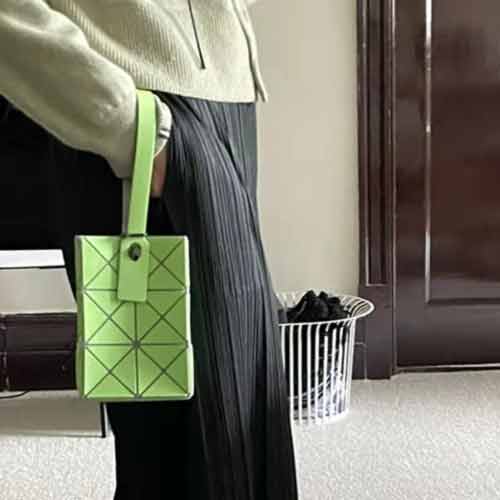 三宅新款金属质感的磨砂手机包
