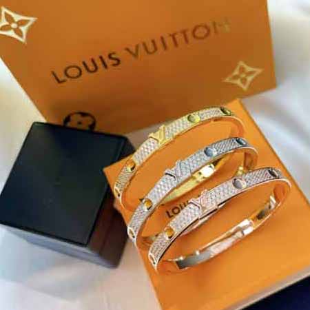 大品牌LV路易威登 满钻 字母 bling bling 手镯 美的款