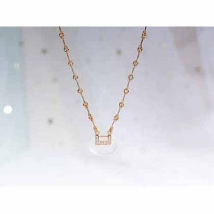 Yu Yi珍珠母贝系列珠宝项链，为活力夏日倾注清新之。