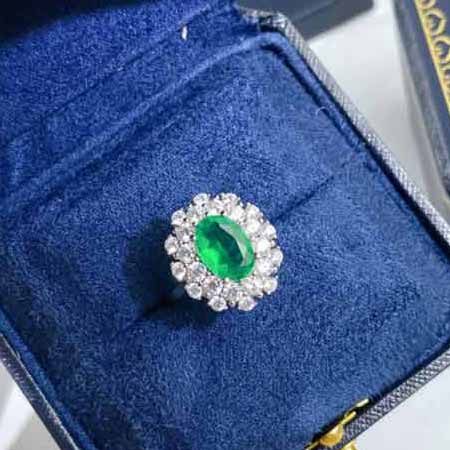 国际大牌饰品祖母绿戒指， 属于很显档次的颜。