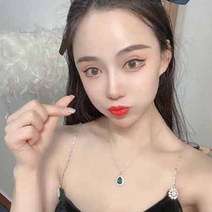 925高等精工版本 纯银祖母绿水滴项链，绿光下很漂亮！