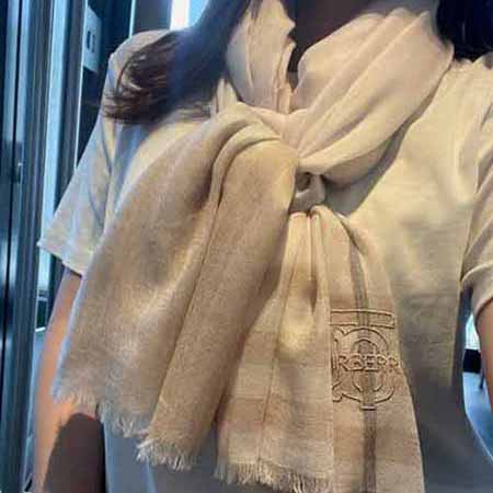潮牌新款围巾女士冬季百搭披肩羊绒大品牌巴宝莉保暖围脖
