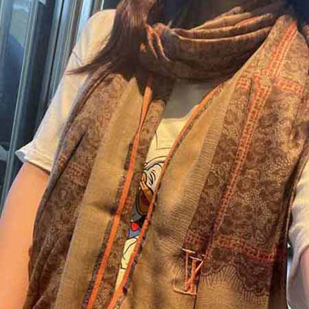 LV新款驼色羊毛围巾女冬季纯色大品牌羊绒围脖生日礼物