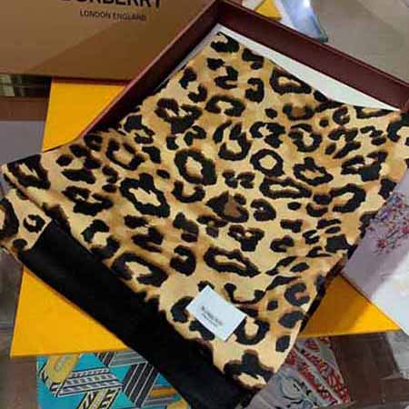 Burberry经典Vintage格纹融入大字母融入豹纹日常穿搭火的了