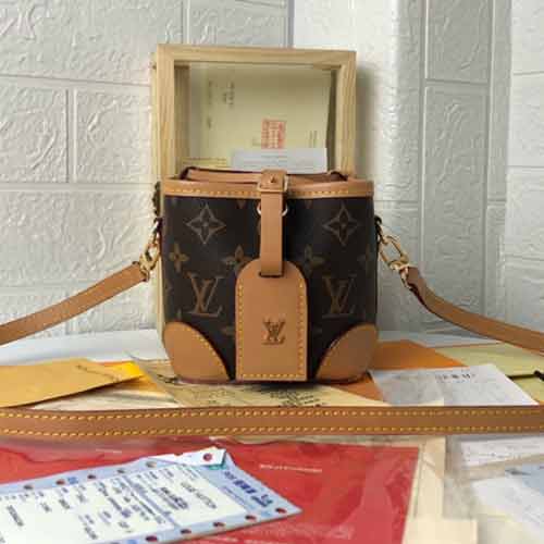 LV原单走秀mini包，设计吸睛无数