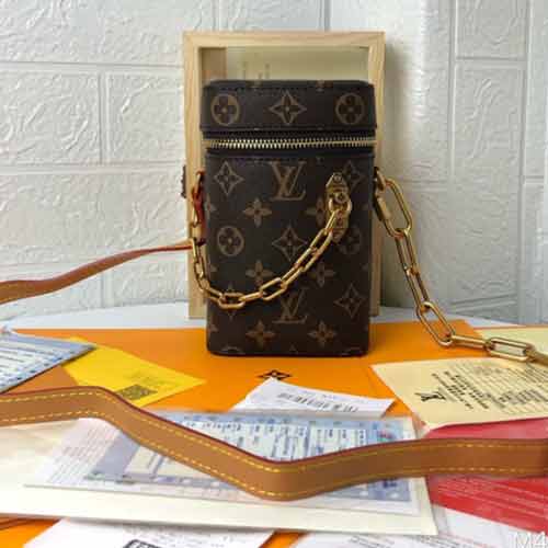 路易威登Phone Box手袋，小巧精致，金色链带，方便收纳信用卡。