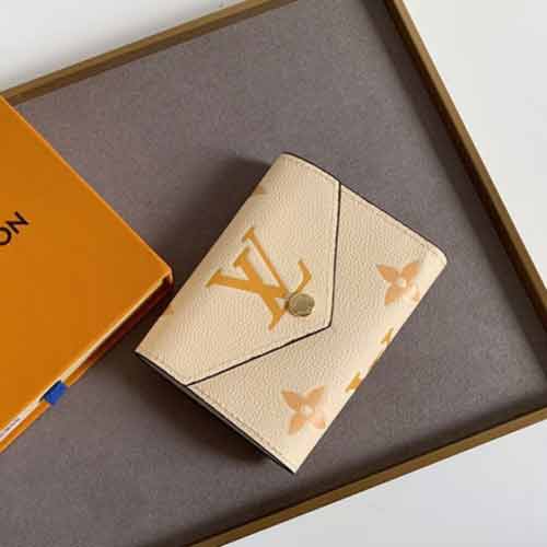 精仿路易威登经典Monogram压纹精致软粒面皮革Victorine钱夹